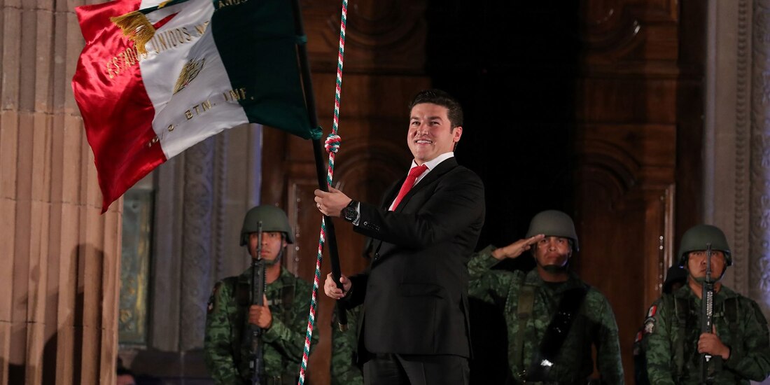 Samuel García encabezando el Grito de Independencia en Nuevo León ante una multitud de 70 mil personas