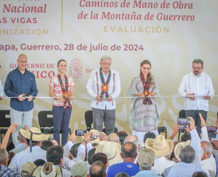 Evelyn Salgado, Claudia Sheinbaum y López Obrador cortan el listón inaugural de la carretera Las Cruces-Pinotepa Nacional.