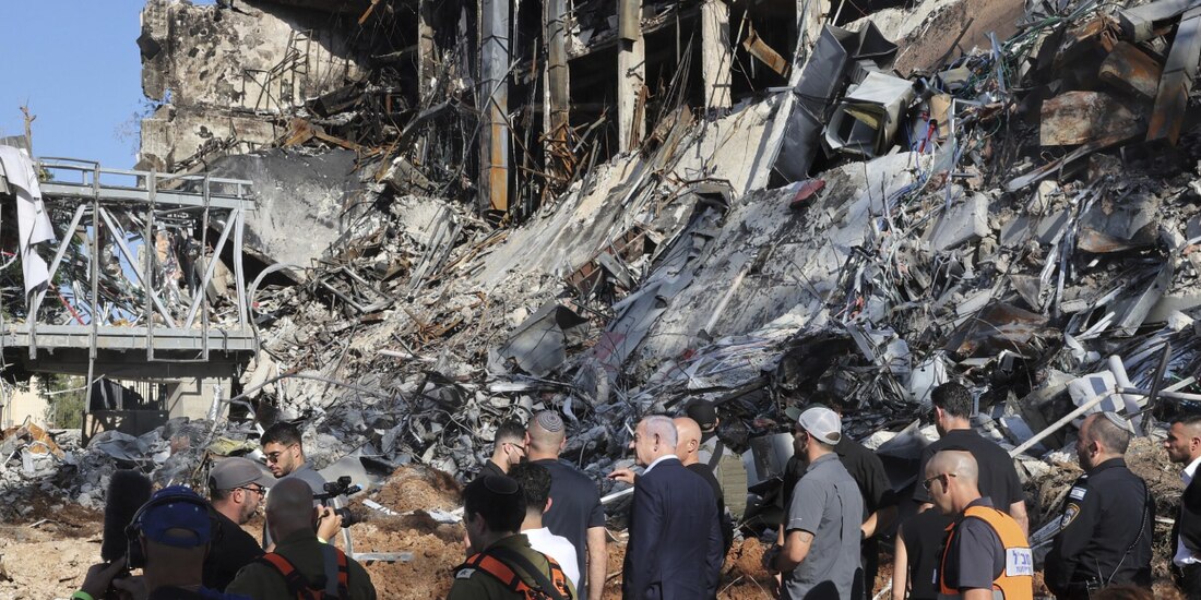 El primer ministro israelí, Benjamín Netanyahu (c.) visitó ayer el Instituto de Ciencias Weizmann, en Rehovot, que fue alcanzado por misiles iraníes.