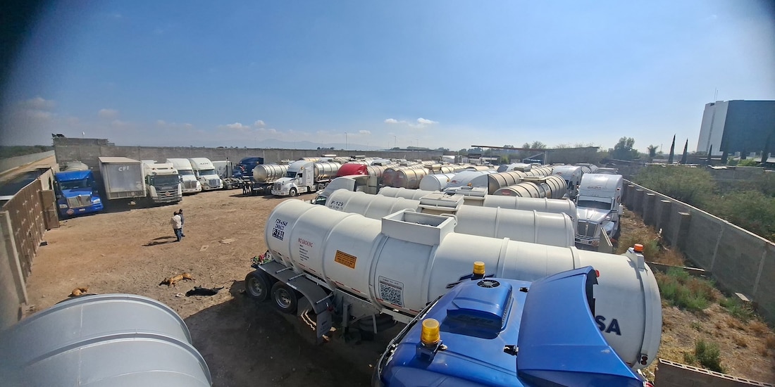 Aseguramiento de autotanques y camiones en pensión de San Luis Potosí.
