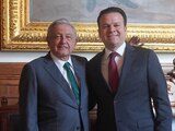 AMLO se reúne con Esteban Villegas en Palacio Nacional.