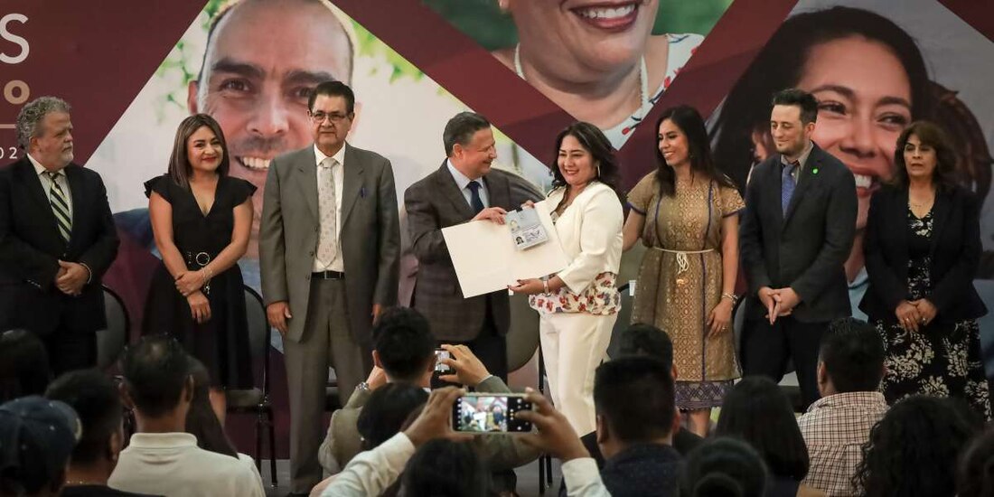 Hidalgo entrega pasaportes americanos y actas de nacimiento a migrantes.