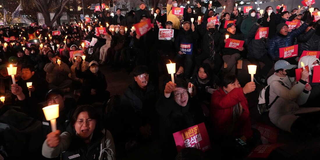Miles de ciudadanos se unen ayer a una vigilia en rechazo al presidente Yoon Suk Yeol.