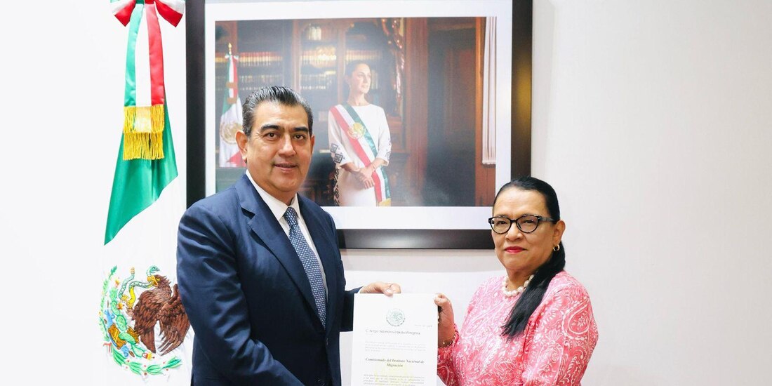 Salomón Céspedes Peregrina junto a la Secretaria de Gobernación.