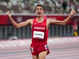 El marroquí Soufiane El Bakkali celebra tras imponerse en los 3,000m con obstáculos en Tokio 2020.