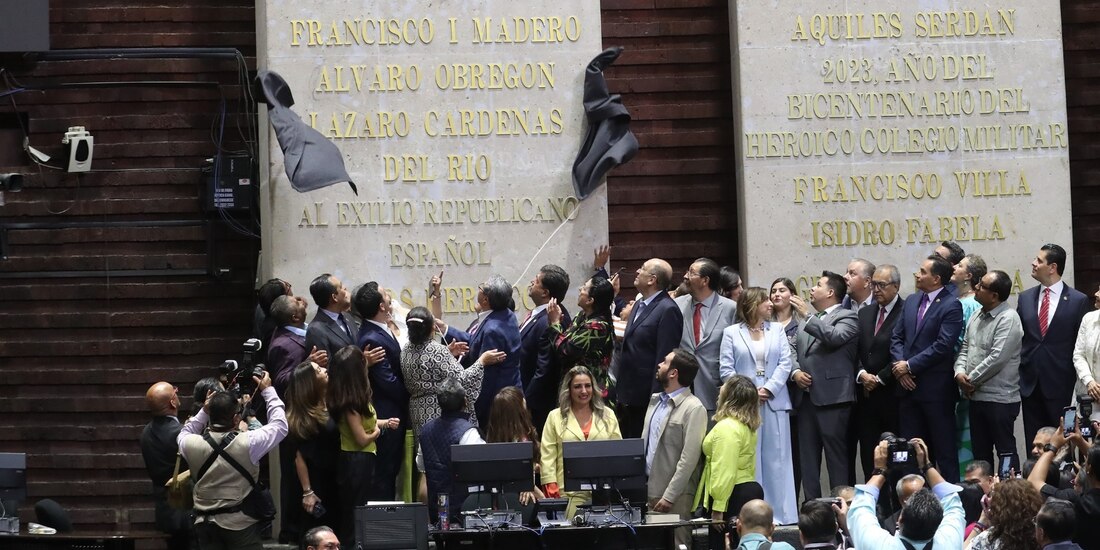 Con la develación de la frase “A la Comunidad Mexicana Migrante” en letras de oro, la Cámara de Diputados rindió tributo a millones de connacionales que han contribuido al desarrollo económico del país.