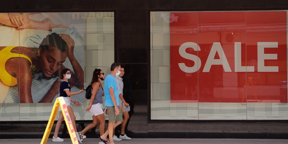 Unas personas con cubrebocas caminan por una calle en San Antonio, Texas, el 20 de julio de 2020.