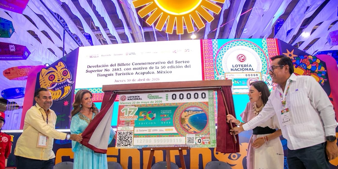 Autoridades de los tres niveles de gobierno encabezan la develación del billete de la Lotería Nacional conmemorativo a los 50 años del Tianguis Turístico.