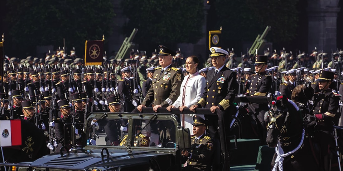 La Presidenta Claudia Sheinbaum, flanqueada por el secretario de la Defensa (izq.), Ricardo Trevilla Trejo, y el titular de la Marina, Raymundo Pedro Morales, ayer.