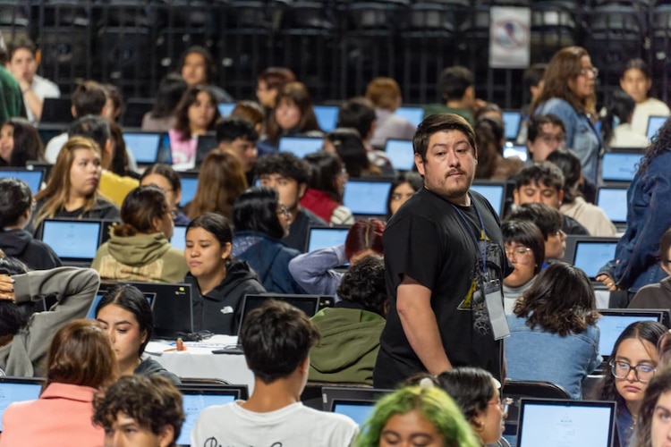 Examen de control se realizó de forma presencial para evitar "trampas" que llevaron a UNAM a repetir prueba.