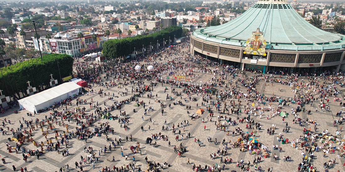 Turistas en visita a la Basílica de Guadalupe, ayer.