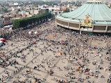 Turistas en visita a la Basílica de Guadalupe, ayer.