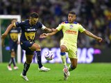 Eduardo Salvio y Jonathan dos Santos durante el clásico capitalino más reciente entre Pumas y América.