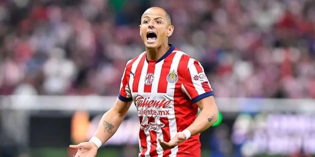 'Chicharito' Hernández en un partido con Chivas.