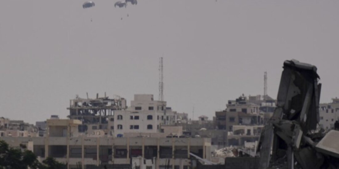 Aviones franceses lanzan desde el aire ayuda humanitaria en el enclave, ayer