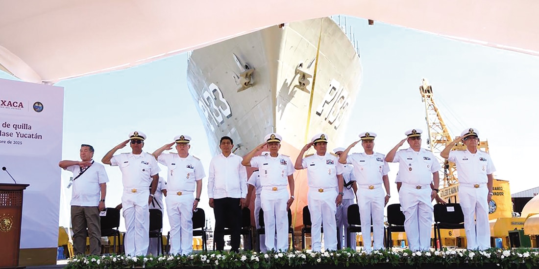 El Almirante Raymundo Morales (centro) y el gobernador de Oaxaca, ayer