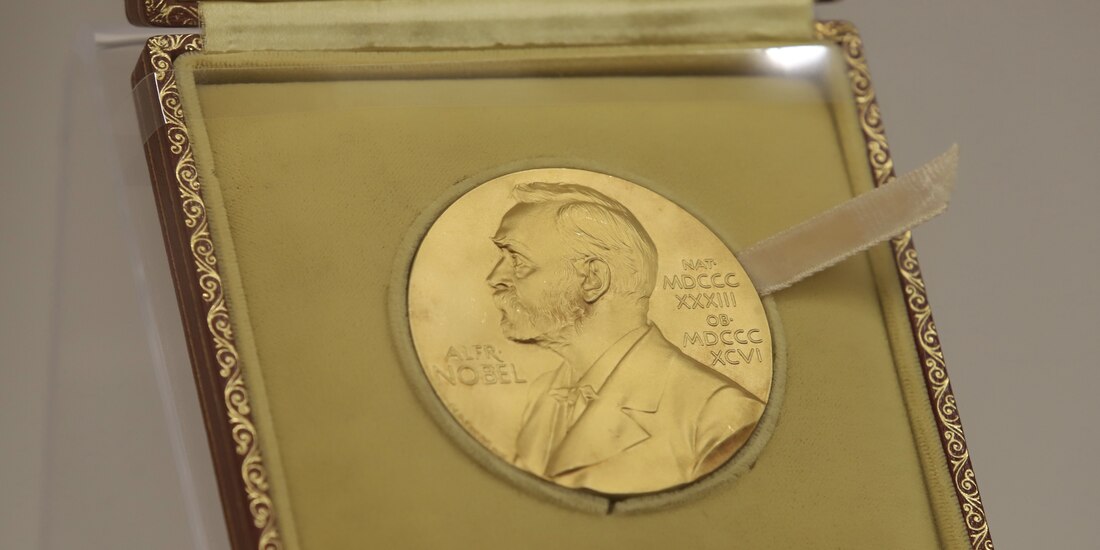 La medalla del Nobel de Literatura, una de las piezas exhibidas.
