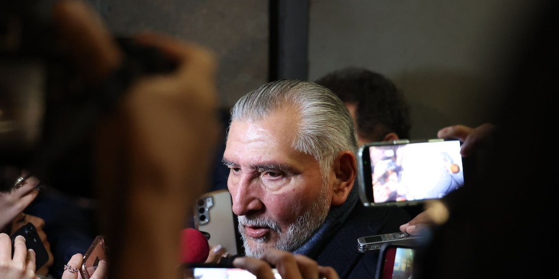 Adán Augusto López Hernández, coordinador de Morena en la Cámara de Diputados, a su salida de la reunión en la que se discutió la reforma electoral.