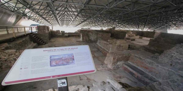 La estructura que sostiene la cubierta es de tridilosa; y el techo es de un material que tiene dos capas de un polímero.