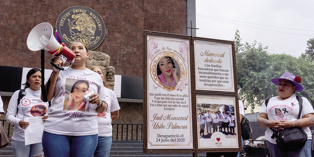 Jaqueline Palmeros (con megáfono) junto al memorial, ayer.