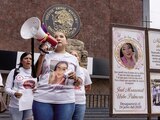 Jaqueline Palmeros (con megáfono) junto al memorial, ayer.