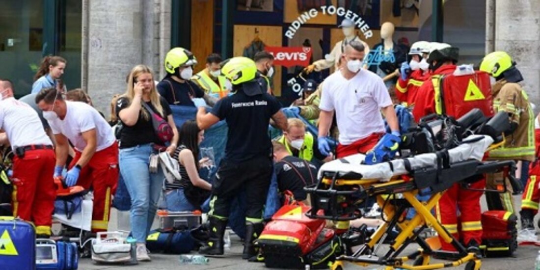 Cuerpos de emergencia llegaron al lugar para atender a los heridos.
