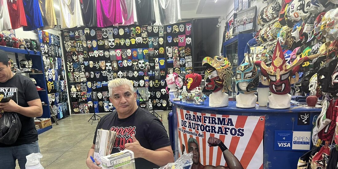 El luchador, en una firma de autógrafos durante 2024.