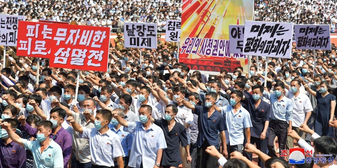 Más de 100 mil norcoreanos marchan contra Estados Unidos en el aniversario de la Guerra de Corea.