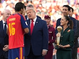 La Presidenta Claudia Sheinbaum entrego al futbolista español Rodri el Balón de Oro.