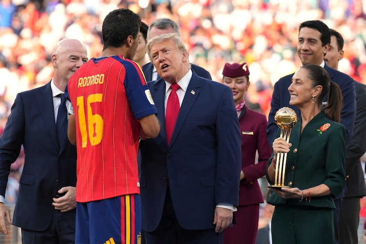 La Presidenta Claudia Sheinbaum entrego al futbolista español Rodri el Balón de Oro.