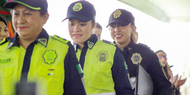 Mujeres policías, tras recibir sus reconocimientos.