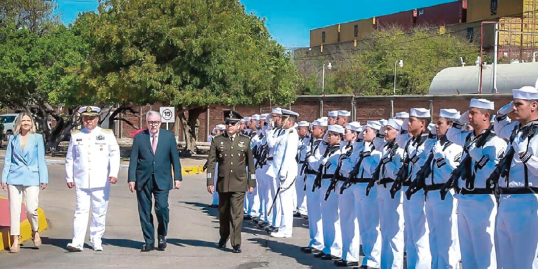 El gobernador Rubén Rocha Moya,
3.ro de izq. a der., ayer, en Mazatlán,
Sinaloa