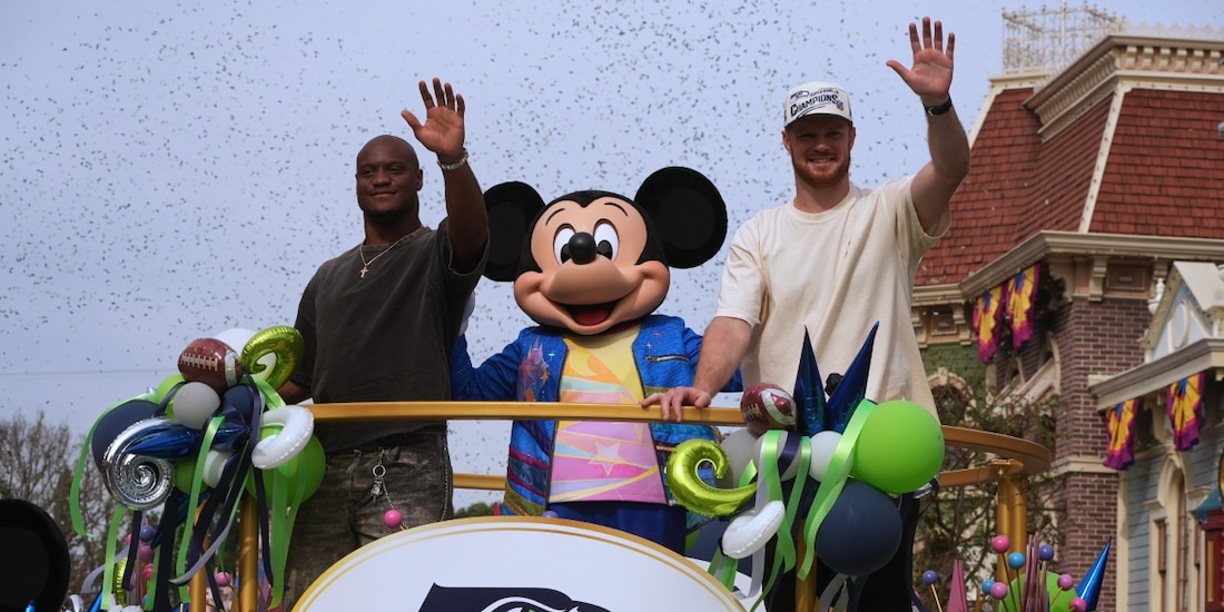 Kenneth Walker III y Sam Darnold festejaron en Disneyland el triunfo de Seahawks en el Super Bowl LX.
