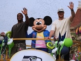 Kenneth Walker III y Sam Darnold festejaron en Disneyland el triunfo de Seahawks en el Super Bowl LX.