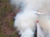 En la imagen, un helicóptero en labores de combate a incendios forestales