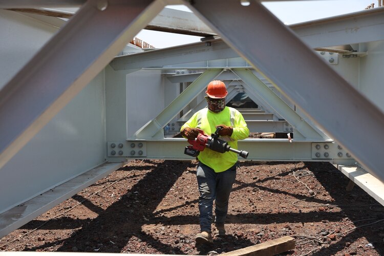 247 mujeres plasman su trabajo en esta obra.