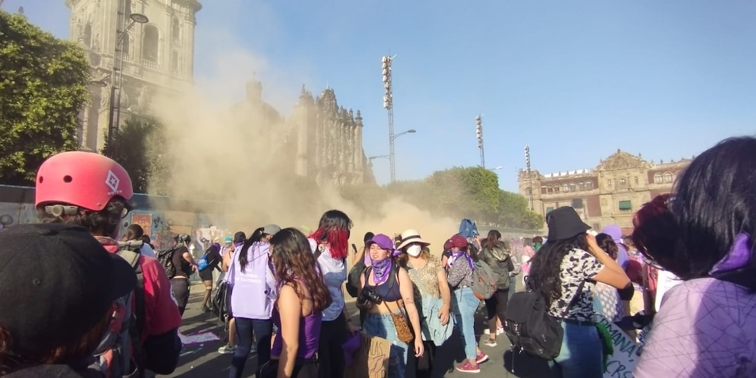 #8M2023. Joven intenta cruzar valla de Catedral y policía la avienta para impedirlo