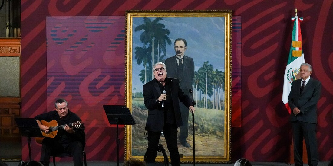 El Presidente, ayer, con Amaury Pérez y un cuadro de José Martí, en festejo por asalto al Cuartel Moncada.