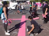 Mujeres colocan cruces rosas durante una protesta contra feminicidios en el país.