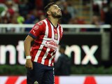 Alexis Vega se lamenta después de su penalti fallado en el partido entre Chivas y Pachuca.