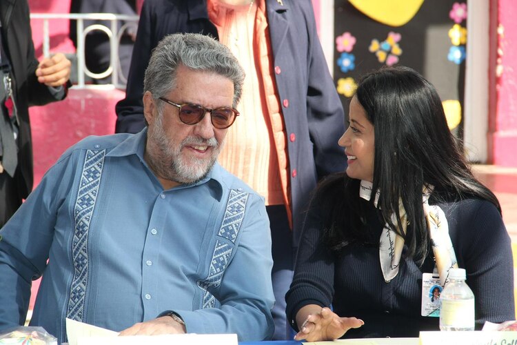 A la izquierda, el titular de la AEFCM, Luciano Concheiro Bórquez.