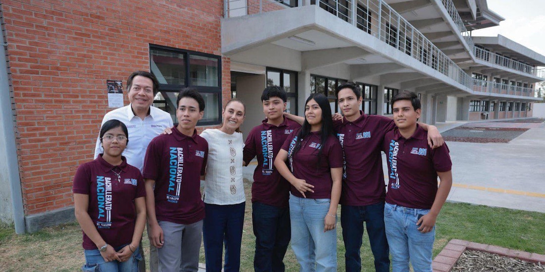 En la imagen aparecen la Presidenta de México y el titular de la SEP.