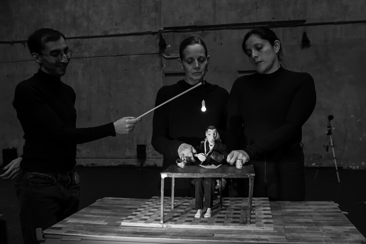 Toda la historia transcurre en una pequeña mesa.