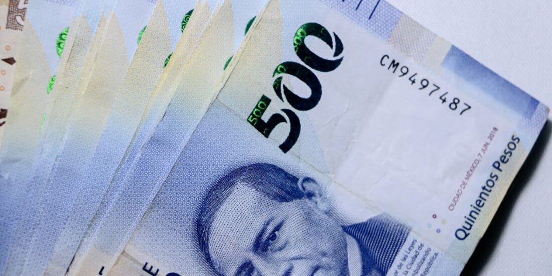 Un policía entregó el dinero en efectivo que se encontró afuera de un cajero automático.