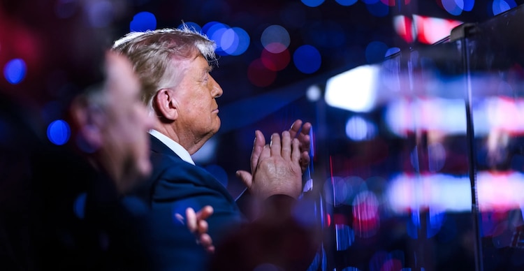 Donald Trump en el tercer partido de las Finales de la NBA que se realizón en el Madison Square Garden de Nueva York