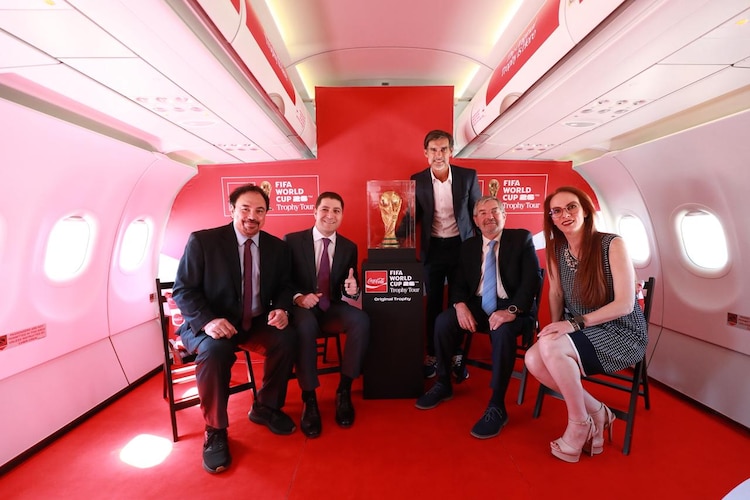 Autoridades federales y representantes internacionales participaron en la llegada del trofeo mundialista al AIFA.