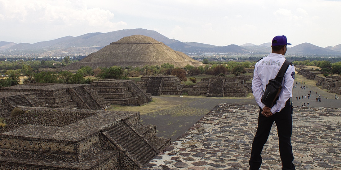 UN ELEMENTO de Seguridad en
la Pirámide de la Luna, ayer.