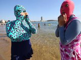 Los 'facekinis' son la sensación en Asia.