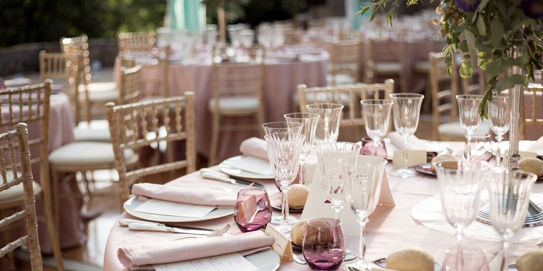 Novio sigue la fiesta luego de que su prometida lo dejó plantado el día de la boda.
