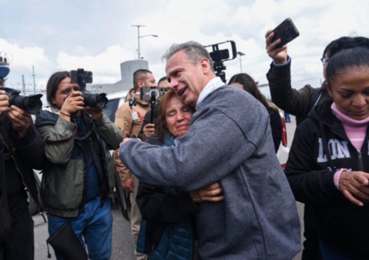 Israel Vallarta abraza a sus familiares, ayer, tras salir del penal de El Altiplano.